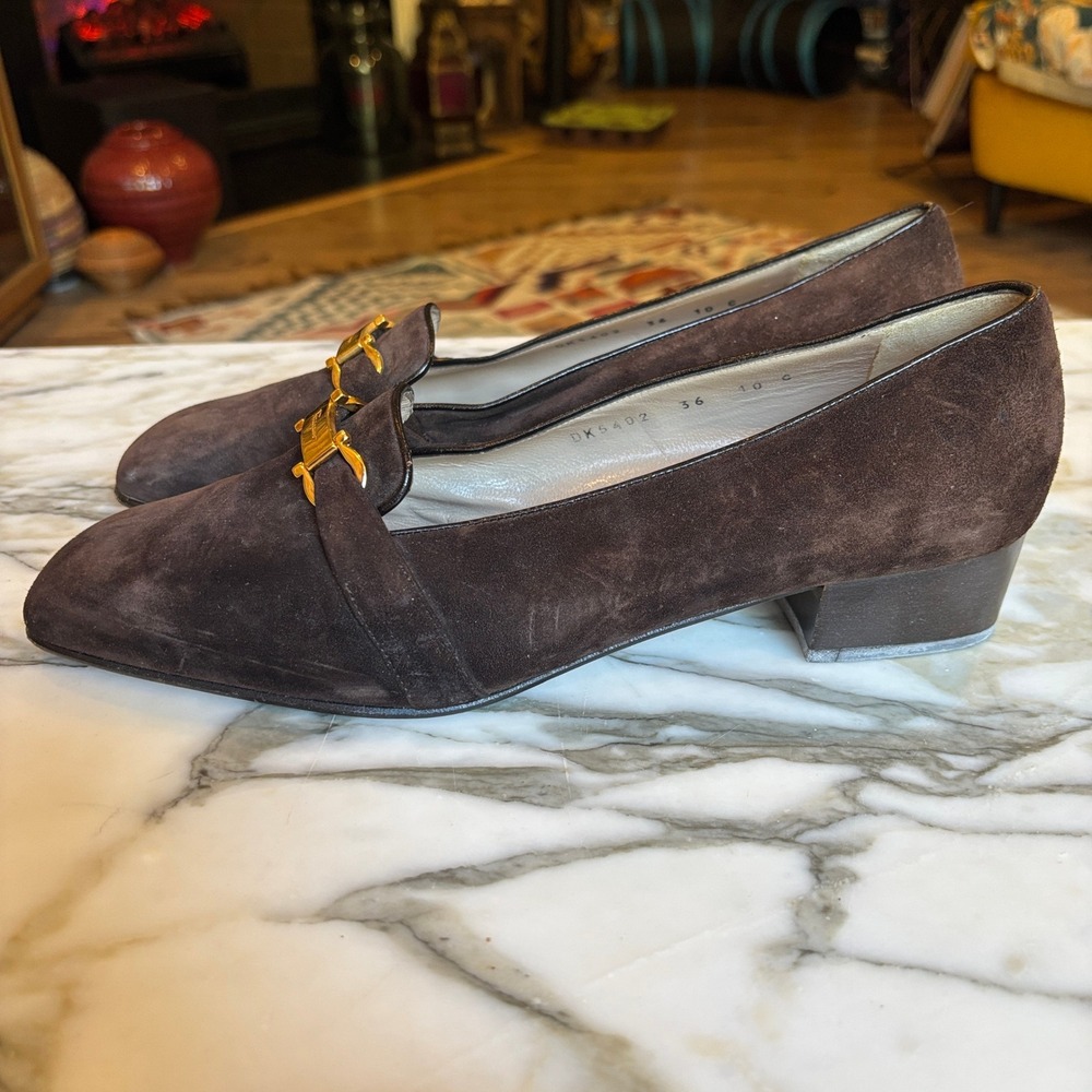 Salvatore Ferragamo Vintage Gancini Logo Chocolate Brown Suede Pumps Size 10 C